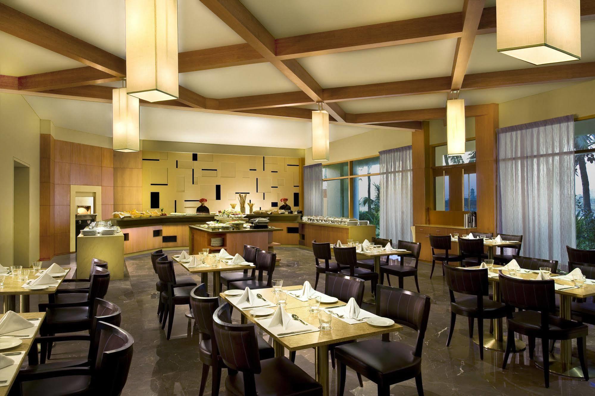 Surat Marriott Hotel Restaurant foto